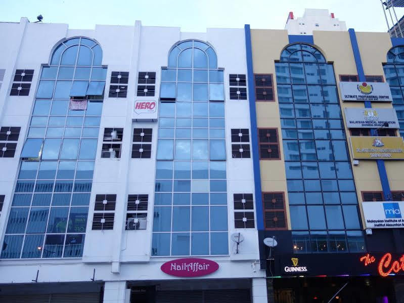Hero Hostel Kuching Esterno foto