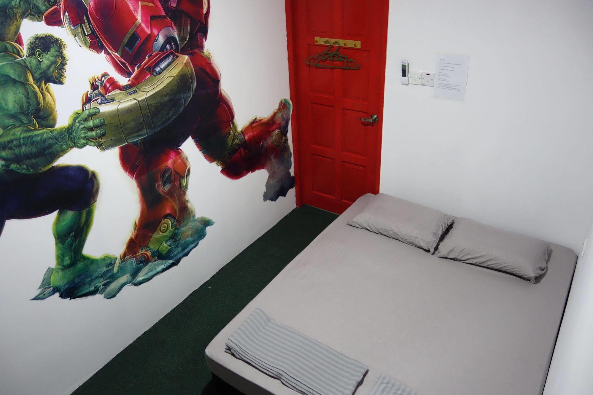 Hero Hostel Kuching Esterno foto