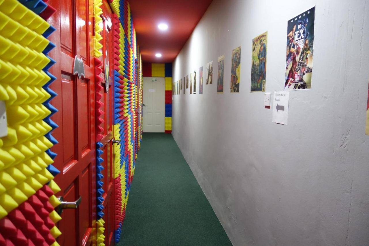 Hero Hostel Kuching Esterno foto