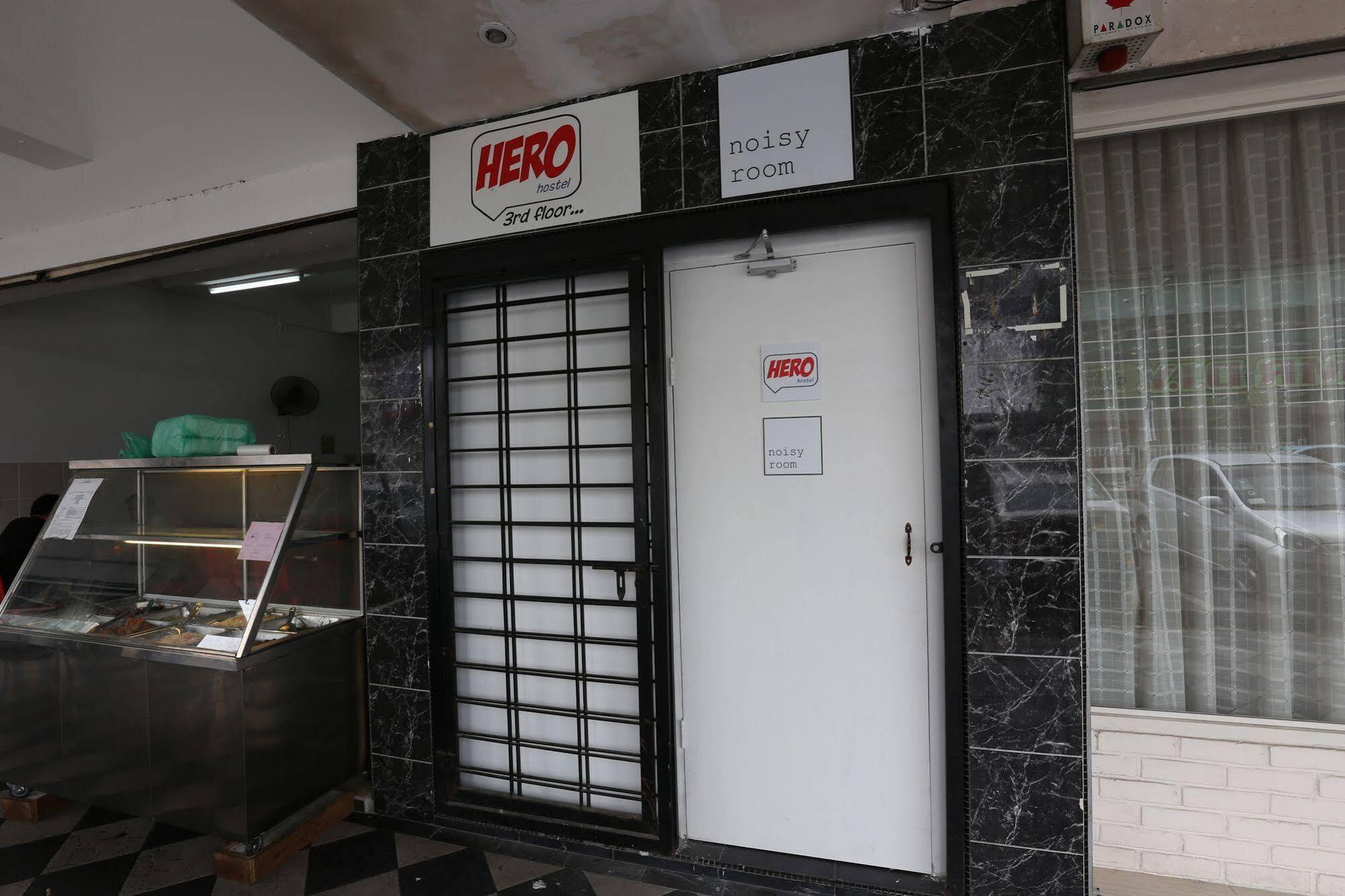 Hero Hostel Kuching Esterno foto