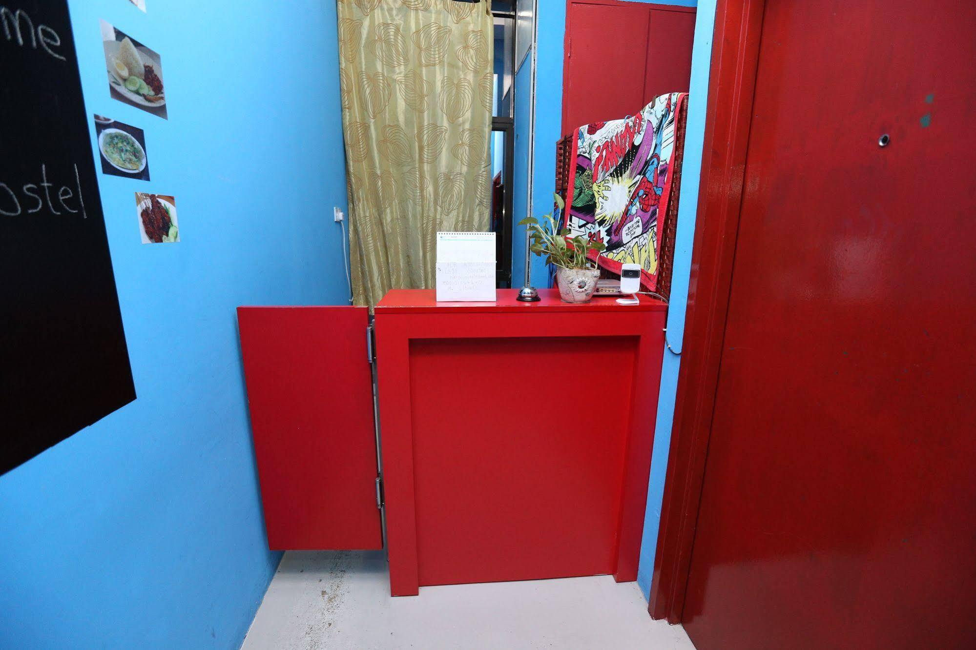 Hero Hostel Kuching Esterno foto